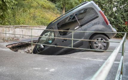 У центрі Києва автомобіль провалився під асфальт