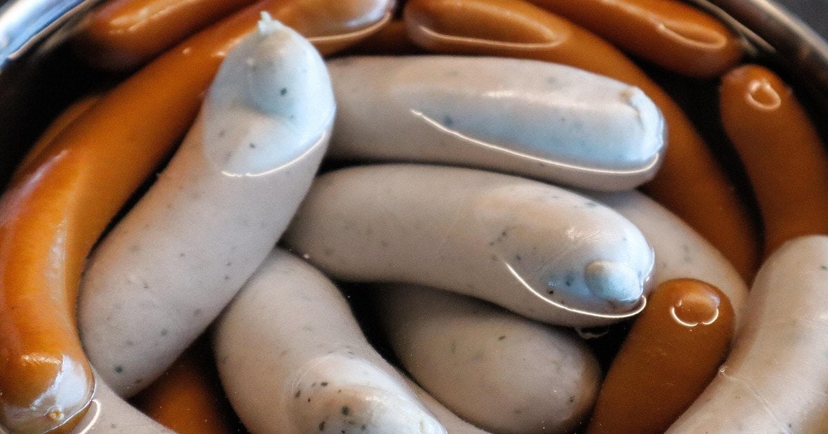 Чи потрібно знімати оболонку з сосисок перед варіанням