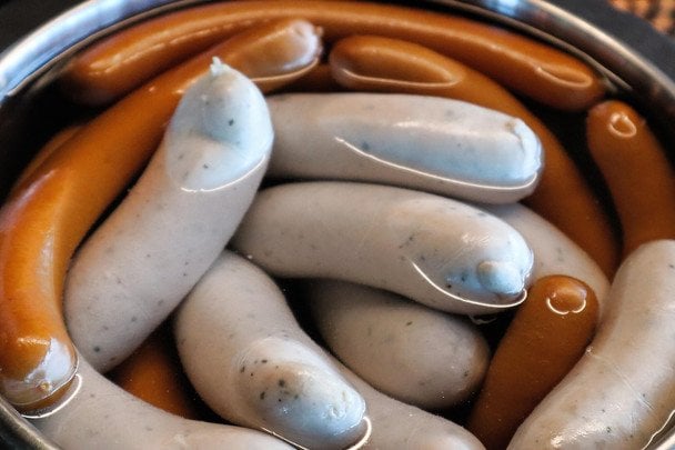 Чи треба знімати плівку з сосисок перед варінням: виробники продукту дали остаточну відповідь