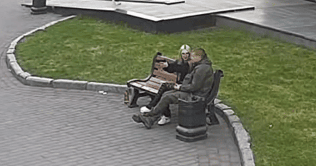 Дівчина поцілила у тролейбус