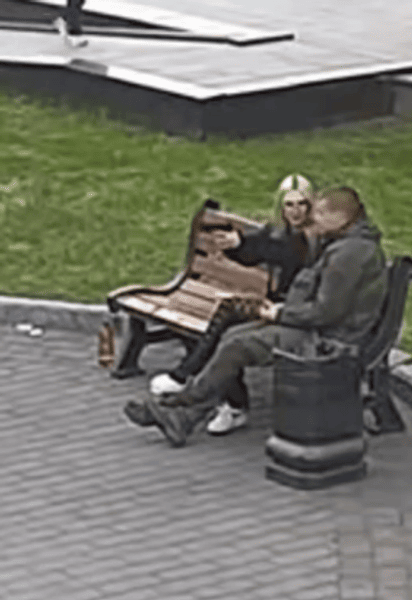 Дівчина поцілила у тролейбус