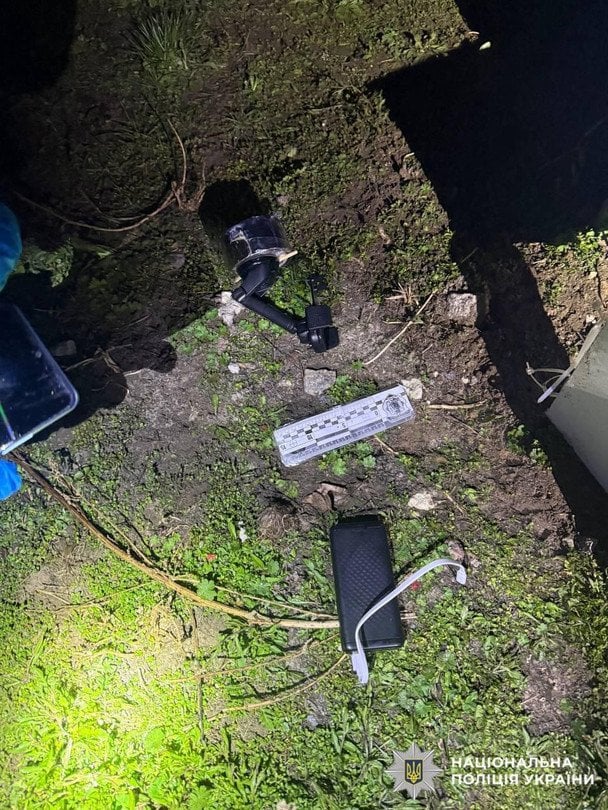Один заклав вибуховий пристрій, інший - встановлював мобільний телефон за допомогою якого велося спостереження / © Національна поліція України