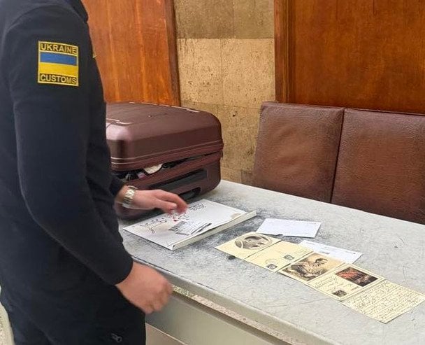 Вилучені листівки / © Закарпатська митниця Держмитслужби