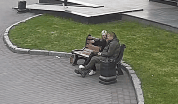 Стрілянина у центрі Луцька: дівчина поцілила у тролейбус із пасажирами (відео)