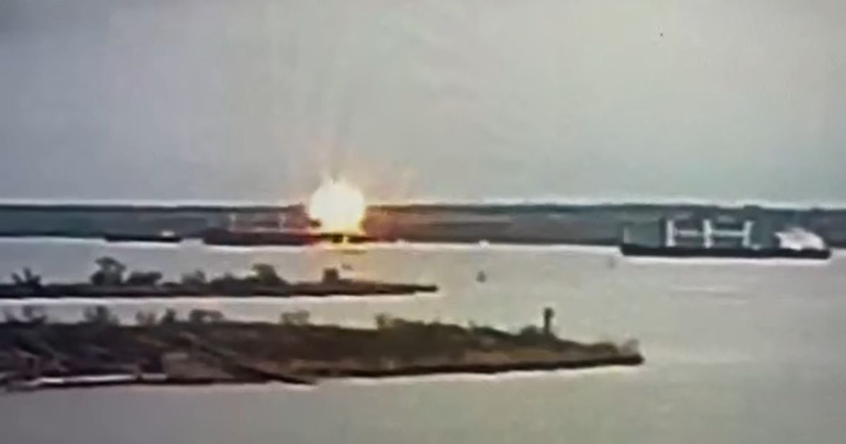 Внаслідок влучання російської ракети в іноземне судно в порту Миколаєва загинув один моряк: відео