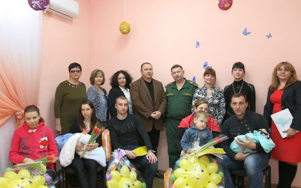 Во время вручения свидетельств о рождении в Крыму / © 