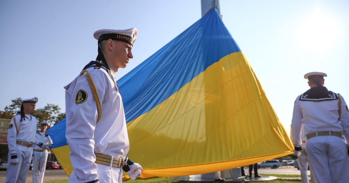 В Украине в честь Дня Флага в разных уголках страны подняли символ свободы: как это было (фото)
