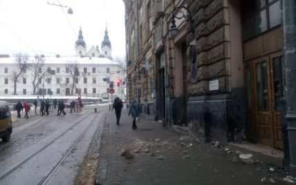 У Львові серед білого дня обвалився фасад будинку