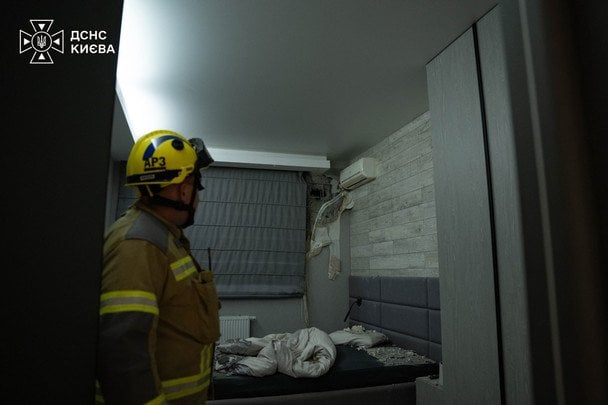 В результате ночной вражеской атаки на Киев 25 августа повреждения получила многоэтажка / © Управление ГСЧС Киева