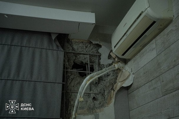В результате ночной вражеской атаки на Киев 25 августа повреждения получила многоэтажка / © Управление ГСЧС Киева