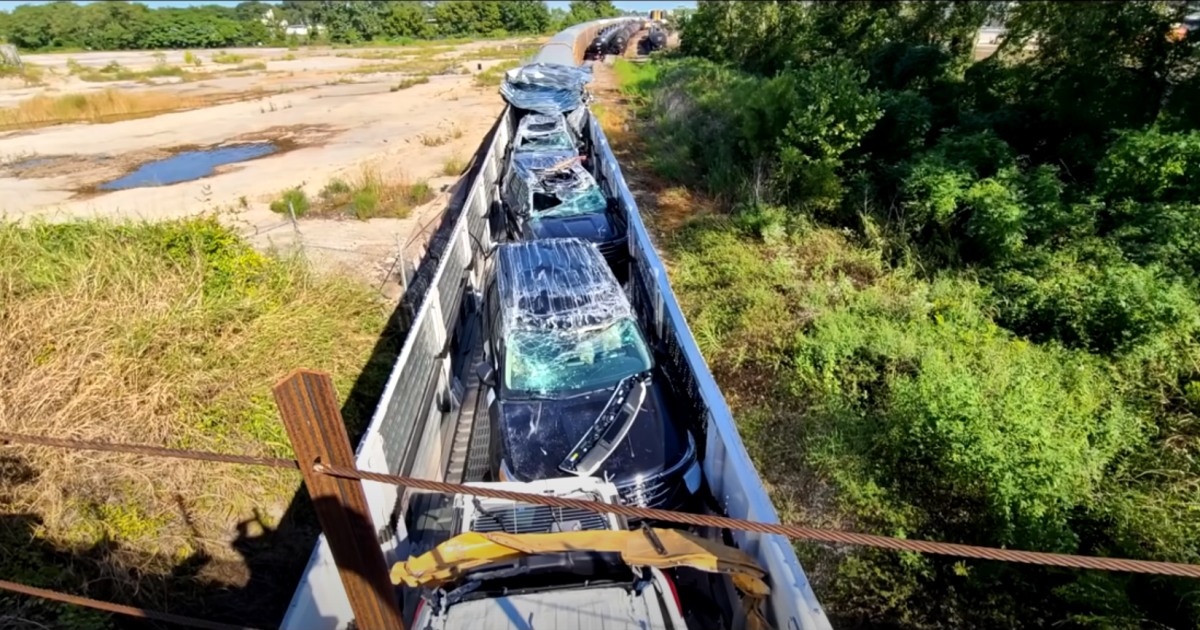 У США потяг понівечив нові авто на 2 млн доларів, коли намагався проїхати під мостом: відео