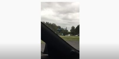 Екстремальне приземлення: під Києвом вертоліт здійснив посадку посеред автомагістралі