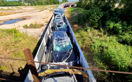 У США потяг понівечив нові авто на 2 млн доларів, коли намагався проїхати під мостом: відео