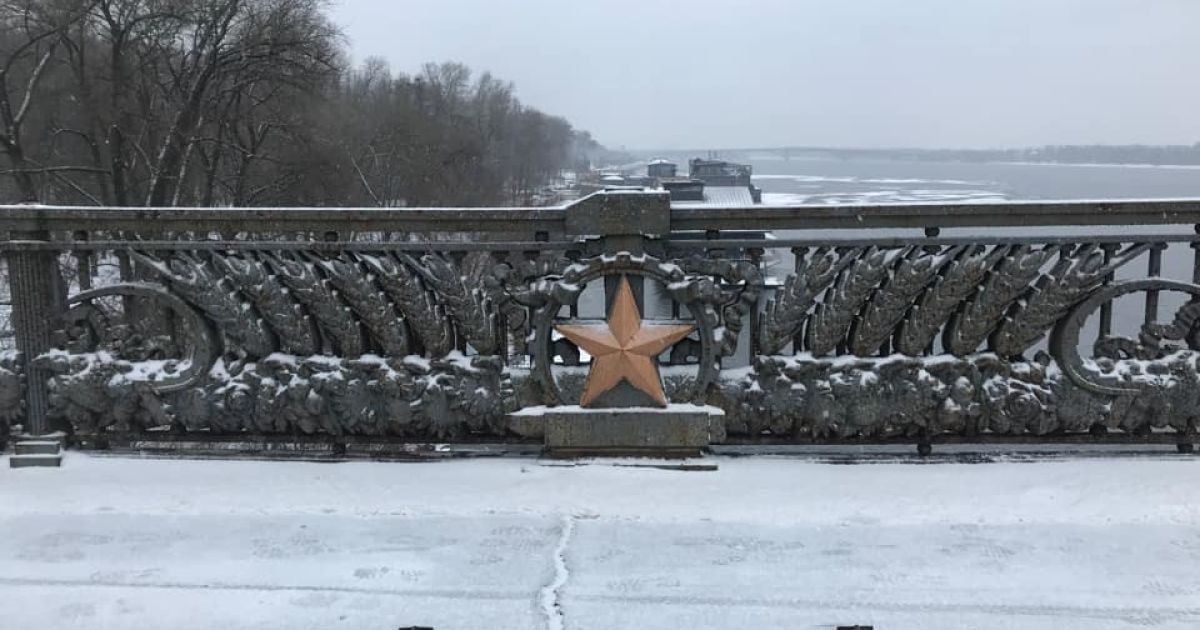 На мосту Патона у Києві радянську зірку замінили на Архангела Михаїла / © Віталій Селик / Facebook