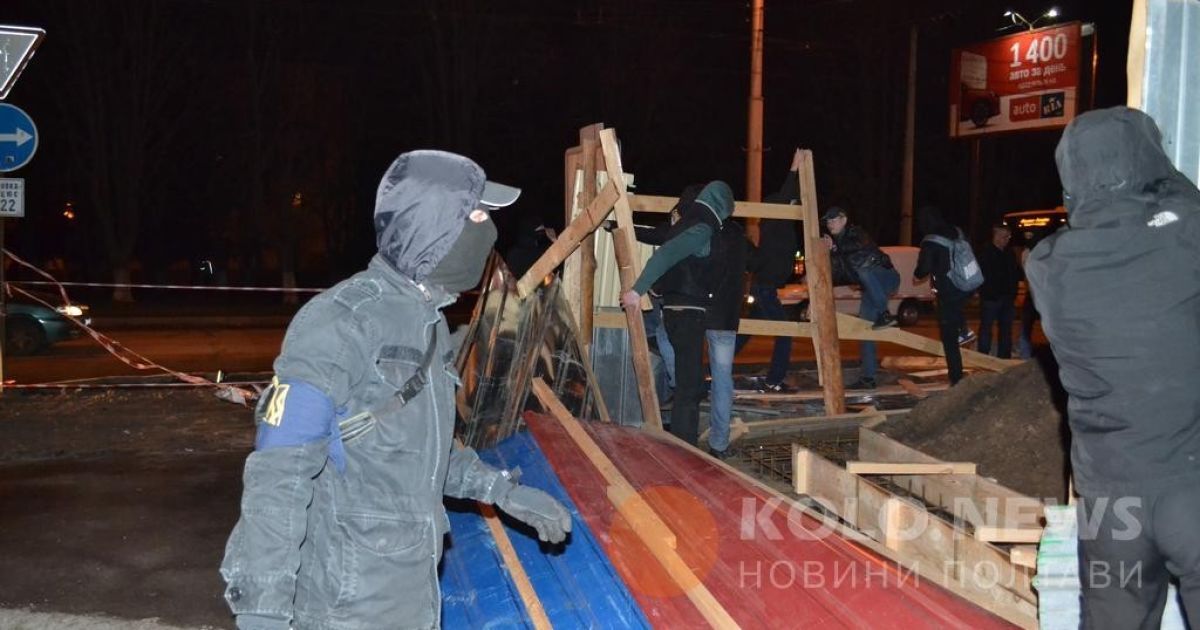 Строительные "робин гуды". В Полтаве устроили очередное разрушение строительства МАФов
