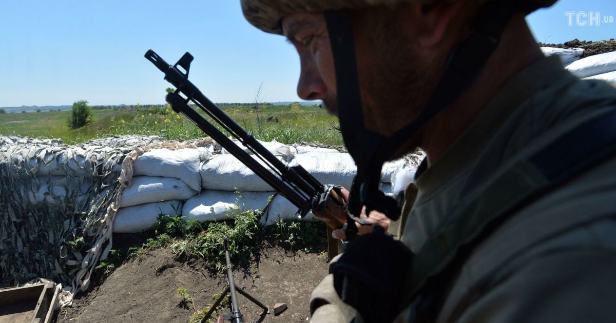 На передовой снова ранили украинского бойца. Ситуация на Донбассе