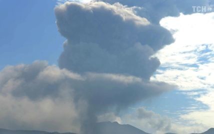 Дым и пепел высотой 2,6 километра. В Японии началось извержение вулкана