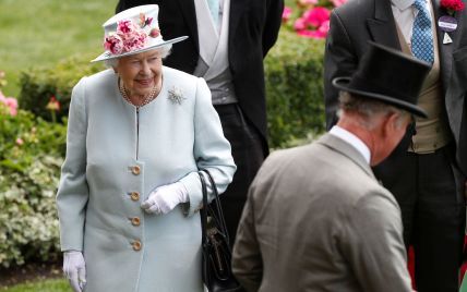 Выглядит блестяще: 92-летняя королева Елизавета II снова приехала на скачки в Аскоте
