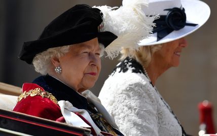 В красивом наряде и новых серьгах с бриллиантами: королева Елизавета II на праздничной службе
