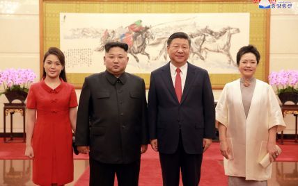 В красном платье с бантиками: изысканная первая леди КНДР в Пекине