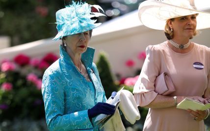 В голубом наряде и шляпе с перьями: принцесса Анна снова на скачках