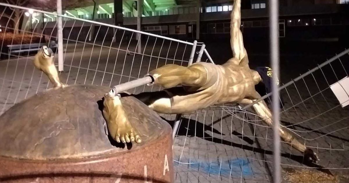 Вандализм против Златана. Неизвестные повалили статую Ибрагимовича в Швеции