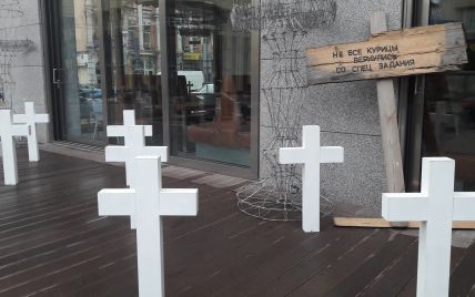 Киевский ресторан убрал "кладбище" с площадки после возмущения горожан