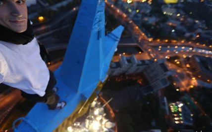 Российские СМИ опубликовали уникальные кадры руфера Мустанга на высотке в Москве