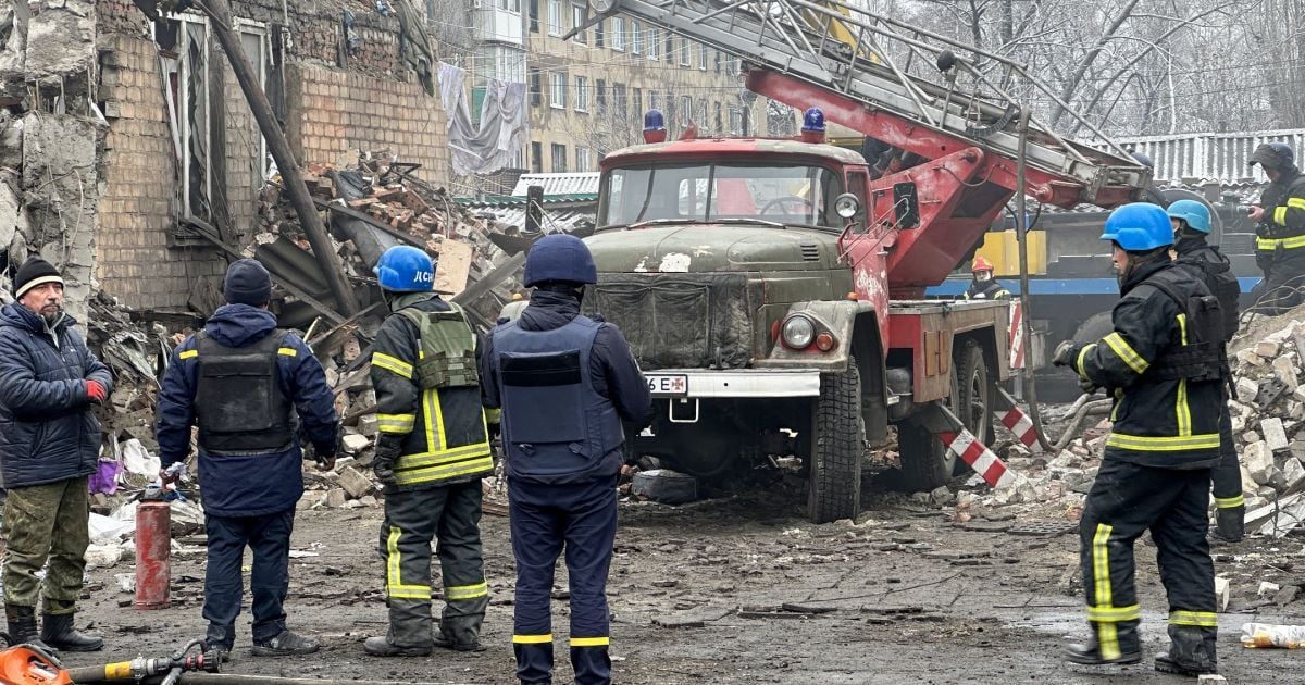 Рятувальники на місці завалів будинку після ракетного удару по Новогродівці