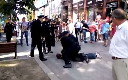 З'явилося відео, на якому нові полісмени в центрі Києва хвацько втихомирюють п'яного чоловіка