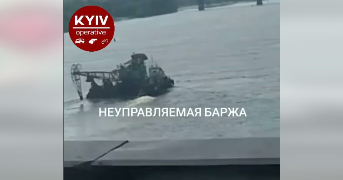 В Киеве на Днепре дрейфовала неуправляемая баржа: полиция ищет владельцев