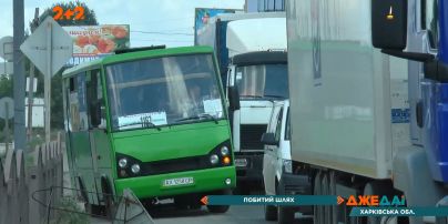 Из-за плохой дороги в одном из сел Харьковской области пешком идти быстрее, чем ехать на авто