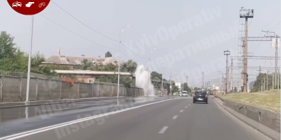 Гейзер посеред дороги: у Києві стався прорив труби (відео)