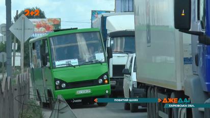 Через погану дорогу в одному з сіл Харківської області пішки іти швидше, ніж їхати на авто