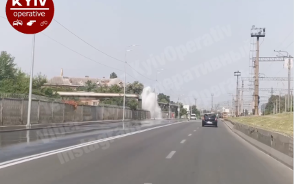 Гейзер посреди дороги: в Киеве произошел прорыв трубы (видео)