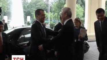 Премьер-министр России Дмитрий Медведев 6 апреля встретился с генеральным секретарем Коммунистической партии Вьетнама Нгуен Фу Чонгом