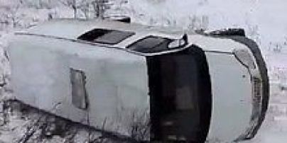 В окупованому Донецьку мікроавтобус із бойовиками перекинувся у кювет