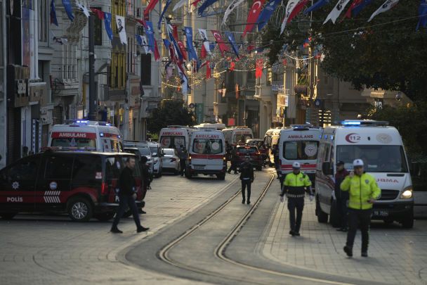 Губернатор Стамбула Алі Єрлікая повідомив, що на місці події загинуло 4 людини, ще 38 осіб отримали поранення. Наразі розглядаються різні версії вибуху, серед них - тероризм.