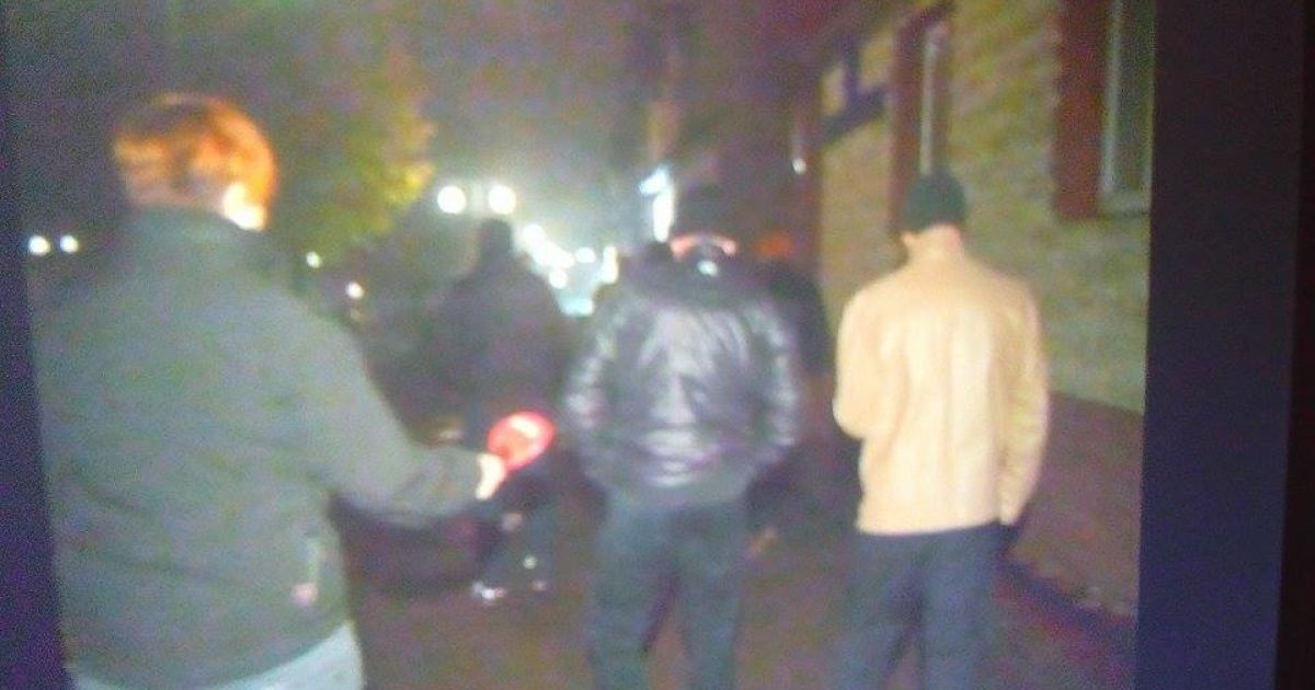 До ТВК приїхали мікроавтобуси з "титушками" / © Фото Наталії Нагорної/ТСН