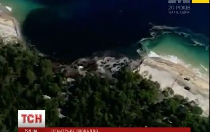 В Австралии гигантская воронка поглотила часть пляжа