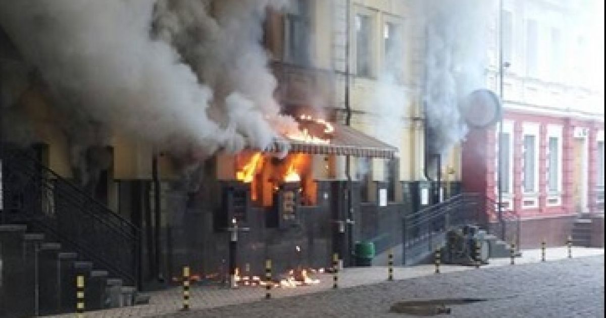 На Подоле горит ресторан