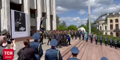 После церемонии прощания тело Кравчука везут на Байковое кладбище