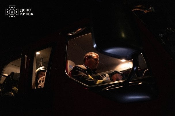 В результате ночной вражеской атаки на Киев 25 августа повреждения получила многоэтажка / © Управление ГСЧС Киева