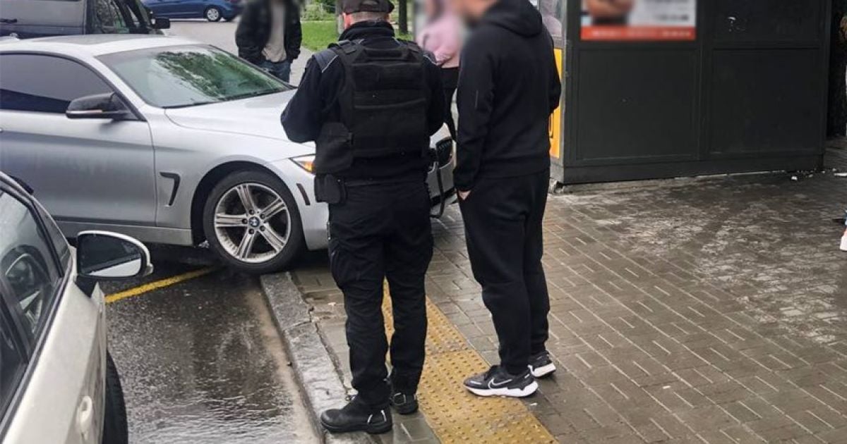 В Києві водій автомобіля BMW влетів у зупинку громадського транспорту: постраждала військова (фото)