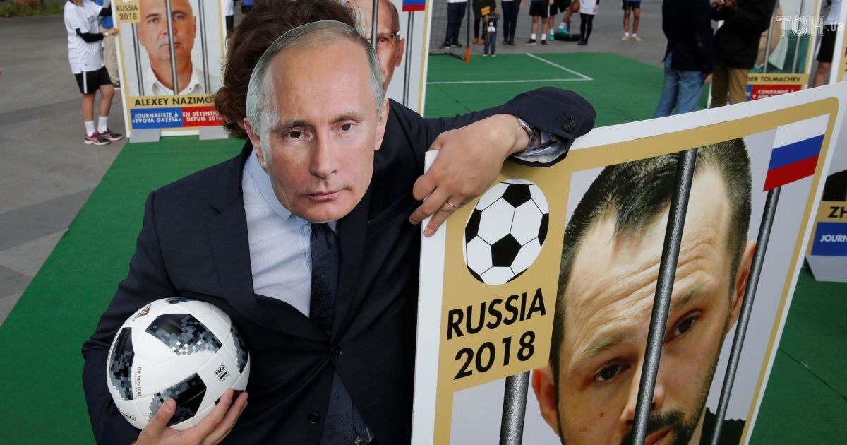 Художник зробив "кривавий "календар Чемпіонату світу з футболу зі злочинами Росії в Україні