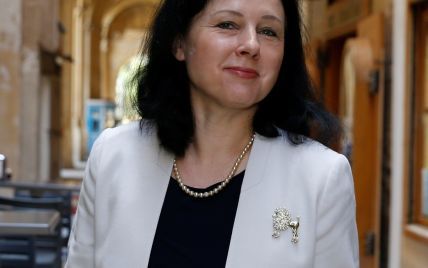 В элегантном белом жакете с интересной брошью: комиссар юстиции ЕС Вера Юрова на деловой встрече