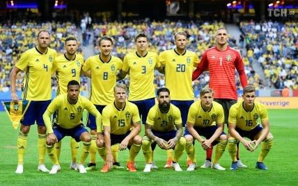 Футболістів збірної Швеції в аеропорту зустріла лише одна фанатка, її проігнорували