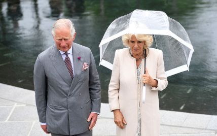 В элегантном пальто и с прозрачным зонтом: герцогиня Корнуольская Камилла в Северной Ирландии