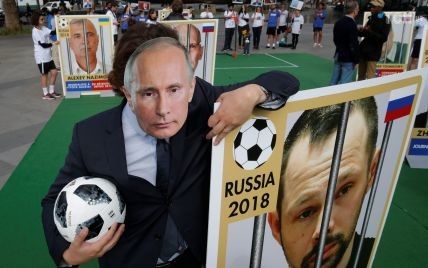 Художник зробив "кривавий "календар Чемпіонату світу з футболу зі злочинами Росії в Україні