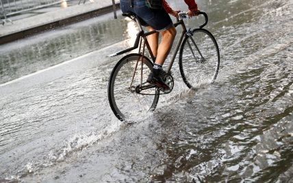 Синоптики попереджають про зливи, грози, град та 34-градусну спеку